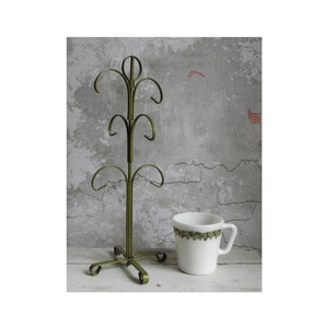 Support à tasses en fer forgé artisanal, conçu pour organiser les tasses à café de manière soignée sur les comptoirs ou les étagères, avec des détails artistiques. - Product Image 1