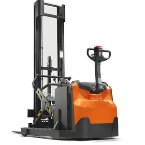 Montacargas retráctil con sistema de pantalla inteligente e interfaz de control fácil para la comodidad del operador - Product Image 1