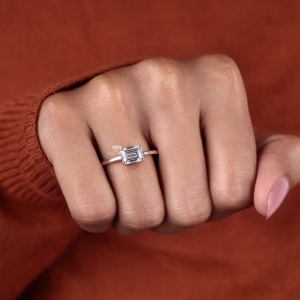 Anillo de Compromiso con Diamante Cultivado en Laboratorio, Corte Esmeralda, Oro Blanco de 14K, Joyería para Boda o Aniversario, Proveedor de Joyería - Product Image 4