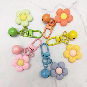 Porte-clés Charmmy adorable en résine plastique motif fleur pastel avec clochette mignonne 6,2 cm, ornement tendance pour filles et femmes - Product Image 1