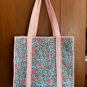 Sac fourre-tout matelassé en coton brodé de fleurs bohèmes avec poignées rayées roses, design multicolore pour le shopping toutes saisons - Product Image 3
