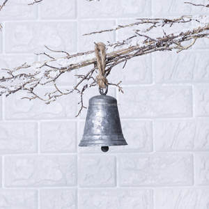 Jingle Bell Design Ornement en métal avec finition argentée Parfait pour l'arbre de Noël décoratif à la maison et l'utilisation de mariage - Product Image 2