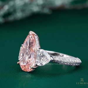 Anillo de compromiso único y elegante con diamante rosa en forma de pera cultivado en laboratorio, chapado en oro, con piedras laterales de media luna y base con halo oculto. - Product Image 6