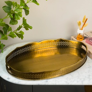 Plateau de service en laiton de luxe d'inspiration vintage avec finition métallique dorée, bordure perforée décorative et plateau ovale spacieux - Product Image 1
