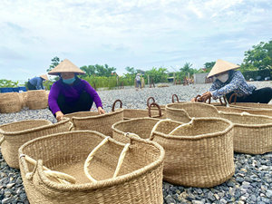 Cesta de lavandería de jacinto de agua natural festoneado de nuevo diseño, organizador de cestas de almacenamiento, cesta de almacenamiento tejida a mano de Vietnam - Product Image 5
