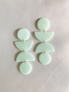 Pendientes Geométricos de Resina Verde Menta, Forma Circular, Joyería de Moda - Product Image 1