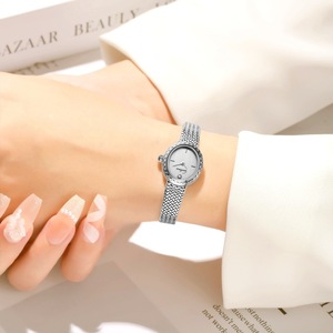 Montre de luxe pour femme en acier inoxydable à quartz, boîtier ovale, cadran en cristal, style rétro, dorée, résistante à l'eau 3 ATM, tendance influenceur - Product Image 6