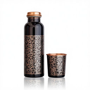 Botella de Agua de Cobre de Lujo con 2 Vasos, Apta para Lavavajillas, Ecológica, Irrompible y de Diseño Compacto para Uso Diario y Viajes - Product Image 1