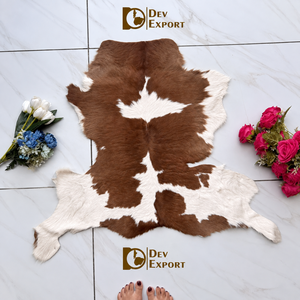 Alfombras de Cuero Vacuno Modernas en Color Bronceado y Blanco para Sala de Estar, Decoración Boho Escandinava, 100% Cuero Vacuno Natural - Product Image 1