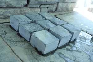 Pavés en pierre calcaire noire taillés à la machine 10x10 cm pour pavage extérieur, allées, chemins, aménagement paysager, blocs de sol - Product Image 2