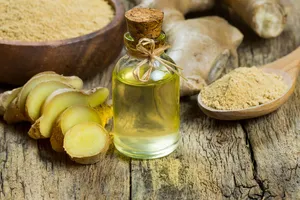 Huile essentielle de gingembre de qualité export pour l'aromathérapie, les soins capillaires, les soins de la peau, la massothérapie et les produits de bien-être - Product Image 6