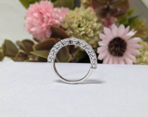 Anillo de compromiso y boda cristiana Lurba Jewels de oro blanco macizo de 10K con moissanita de corte ovalado de 3.45 ct y engaste de media eternidad - Product Image 3