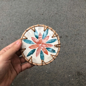 Plato Decorativo Circular de Bambú Hecho a Mano con Diseño Floral, Artesanía Coleccionable de Mimbre - Product Image 6
