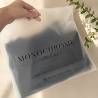 Sacs refermables en PE givré réutilisables, logo personnalisé, emballage pour vêtements, sacs durables et imperméables pour vêtements, chaussettes et accessoires