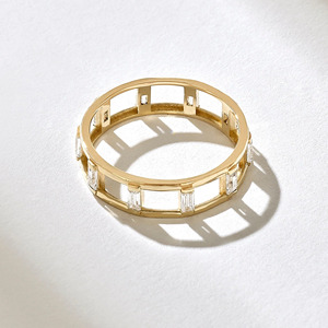 แหวนทองคำเหลืองประดับเพชรทรงบาแกตต์เพาะเลี้ยงแบบฉลุลาย - Product Image 6