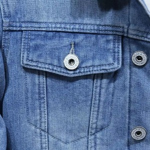 เสื้อแจ็คเก็ตยีนส์ผู้ชายสำหรับฤดูหนาว สีฟ้าอ่อน คอตั้ง มีกระเป๋าหน้าบุขนสัตว์เทียมแบบเป็นมิตรต่อสิ่งแวดล้อม แต่งขอบด้วยขนเฟอร์เทียม อุ่นสบาย - Product Image 5