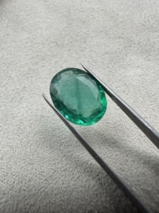 Hermosa Esmeralda Zambiana Natural Facetada de 5.59 quilates, Corte Ovalado, Verde, Gema Suelta para Joyería - Product Image 4