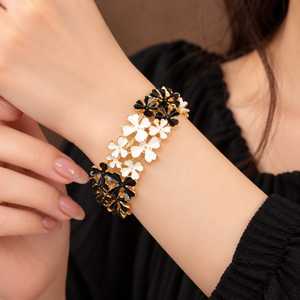 Pulsera Elegante de Trébol de Cuatro Hojas al por Mayor, Paquete de Brazaletes Románticos Franceses Dulces con Esmalte Blanco y Cadena de Eslabones Metálicos, Joyería - Product Image 1