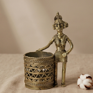 Objets de collection artisanaux, porte-stylo en laiton Dhokra représentant une femme tribale, figurine artisanale pour le bureau et la décoration créative de la maison - Product Image 1