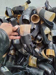 Cuerno Vikingo Grabado para Beber |   Taza de Cuerno Natural Hecha a Mano con Diseño Religioso de Animales, Duradera, Tamaño Personalizado, Regalo de Boda, para Negocios - Product Image 2