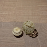 Porte-bougie artisanal en marbre filigrané avec motifs religieux d'anges, d'animaux et de cœurs, accent décoratif