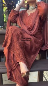 Conjunto de Moda: Top de Rayón con Bordado de Hilo de Algodón y Pantalón Kurta, Combinación de Colores Elegante, Ropa Casual para Uso Diario - Product Image 3