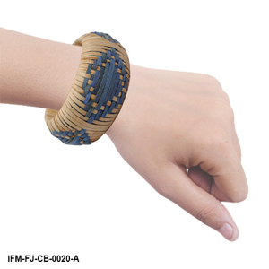 Brazalete Artesanal de Fibra Natural Azul Luna, Tejido con Palos de Caña en Forma de Rombo, Joyería Boho Sostenible - Product Image 2