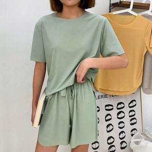 ชุดนอนแขนสั้นผ้าฝ้าย 100% สำหรับผู้หญิง ชุดเซ็ตเสื้อคอกลมแขนสั้น กางเกงขาสั้น สีพื้นลำลอง ชุด 2 ชิ้น รับผลิตแบบ OEM - Product Image 2