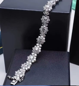 Pulsera con Dijes de Flores y Diamantes Chapada en Oro Blanco, Joyería Fina Chapada en Oro de 14K para Mujer, Regalo para Fiesta - Product Image 4