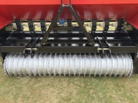 Semoir à traction DENAIYOU, semoir de resemage pour gazon à attacher à un tracteur avec disques à fentes et contrôle de profondeur pour terrains de sport - Prix de dépôt