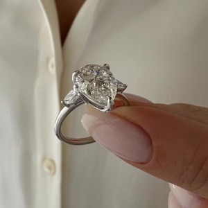 Bague de fiançailles élégante à trois pierres en diamant de laboratoire, or blanc 18 carats, certifiée IGI, 3 carats au total, pour femme - Product Image 2