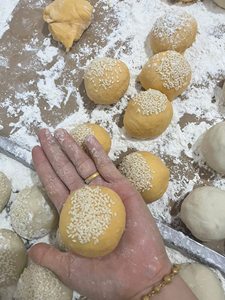 Pan vietnamita frito con sésamo (Banh Tieu) – Proveedor de bocadillos tradicionales crujientes de Vietnam - Product Image 3