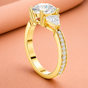 Anillo de Compromiso con Tres Diamantes Cultivados en Laboratorio, Corte Trillón, Claridad VVS1-VVS2, Chapado en Rodio, Oro Amarillo, Joyería Nupcial de Lujo - Product Image 3