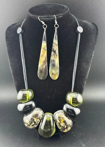 Collier en résine fait main, bijou statement, accessoire de mode abstrait moderne, art de la résine artistique - Product Image 4