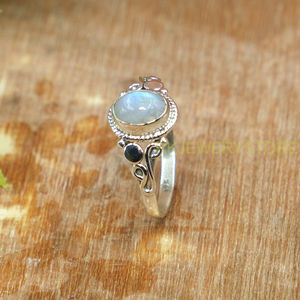 Anillo Hecho a Mano de Plata de Ley 925 con Piedra Lunar Arcoíris Natural |   Anillo con Gema Cabujón Engastada en Bisel |   Joyería de Plata para Mujer - Product Image 2