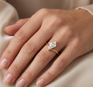 Bague de fiançailles solitaire en or massif 14 carats avec diamant de laboratoire certifié E VVS1 de 1 carat taille cerf-volant et alliance de mariage géométrique incurvée en chevron - Product Image 1