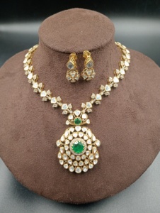 Ensemble de bijoux Amaira Jewels en argent plaqué or avec pierres Polki, design floral, collier et boucles d'oreilles ethniques classiques pour femmes, pour mariage - Product Image 3