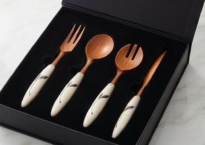 Ensemble de couverts en bois brun faits à la main avec manche en émail blanc, couverts modernes pour mariages, événements, camping et fêtes - Product Image 3