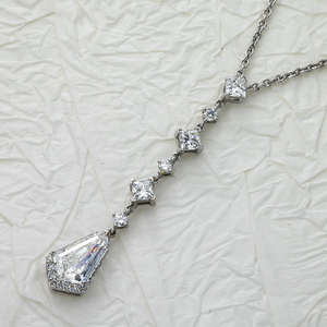 Collier pendentif en or blanc 14 carats avec diamants taille cerf-volant et taille princesse, best-seller, pour un luxe quotidien, disponible à prix abordable - Product Image 2