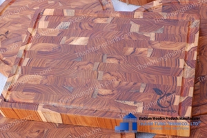 Planche à découper ronde en bois avec motif de grain de bois naturel, design antidérapant pour usage domestique, fabriquée au Vietnam - Product Image 5