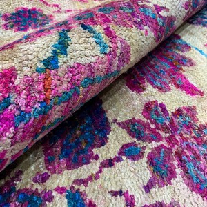 Tapis d'appoint botanique moderne vintage vieilli - Tapis floral magenta et vert sarcelle avec franges, effet soyeux or champagne - Product Image 6