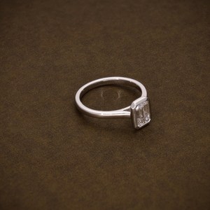 Anillo de Compromiso con Diamante Cultivado en Laboratorio, Corte Esmeralda, Engaste en Bisel, Certificado VVS2, Anillo de Boda Solitario, Oro de 18K, Joyería Fina para Mujer - Product Image 5