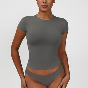 Nouveautés : T-shirt sculptant pour femme en jersey, coupe ajustée, col rond, minimaliste, luxueux, très extensible et léger - Product Image 5