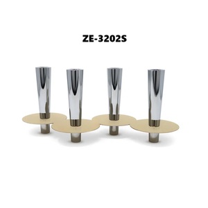 Porte-bougie en métal à quatre branches avec base dorée et coupelles argentées, centre de table moderne pour salle à manger et décoration de mariage - Product Image 1