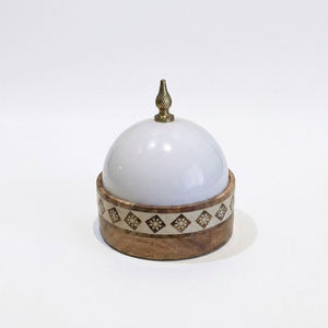 Ensemble de casseroles en bois avec incrustations de os artisanales, couvercle en émail blanc en forme de dôme avec finition en spirale en laiton - Product Image 1