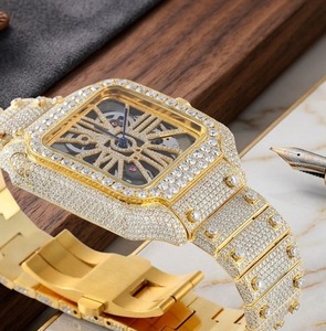 Reloj Unisex de Lujo Personalizado en Acero Inoxidable, Brillante con Diamantes VVS Moissanite Cultivados en Laboratorio, Movimiento de Cuarzo Citizen, Estilo Indio - Product Image 2