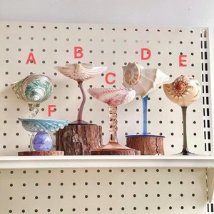 El elegante patrón de una copa de vino con diseño de conchas marinas refleja la luz de manera hermosa, creando un efecto visual brillante. - Product Image 6