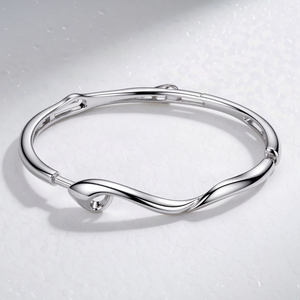 Brazalete de Oro Blanco Sólido de Lujo para Mujer con Diseño Cruzado Esculpido y Acento Solitario, Fabricante de Joyería Fina - Product Image 5