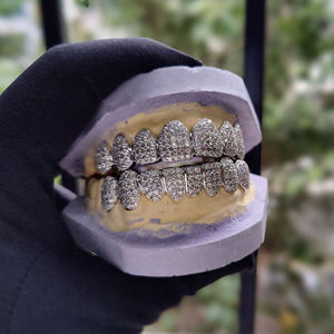 Grillz dentaire en argent massif personnalisé, micro-pavé de moissanite, style diamant, ensemble de grillz entièrement serti, vente en gros d'usine - Product Image 4