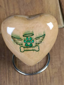Urnas de madera más vendidas para cenizas de perros, urna de madera con forma de corazón para mascotas, urnas de cremación de madera grabadas personalizadas, logotipo y embalaje personalizados - Product Image 3